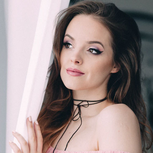 photoshoot of a woman who wears great make-up and hairstyling